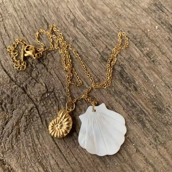 Ocean Gold Seashell White Shell 18K Gold Stainless Steel Waterproof Necklace - Picture 1 of 8